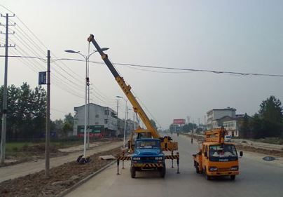 Je solární pouliční lampa stále zapnutá v deštivých dnech?-风向标 -4 组-夏雨